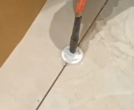 德清瓷砖空鼓维修公司专业解答瓷砖在铺贴过程中，如果没有涂抹均匀到位的粘结材料（如水泥砂浆或瓷砖胶），可能会导致以下问题