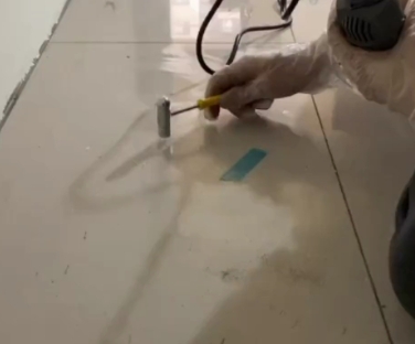 德清瓷砖开裂维修公司专业分享瓷砖在铺贴前如果没有沥干水分，将会导致以下问题